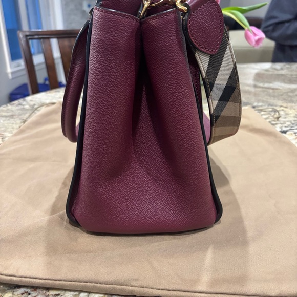 Burberry Soft Grain Medium Buckle Tote-Excellent! 👛 - Picture 7 of 15